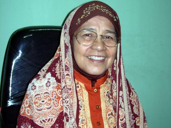 Ibu Aisjah Girindra Tokoh Perintis Sertifikasi Halal Indonesia