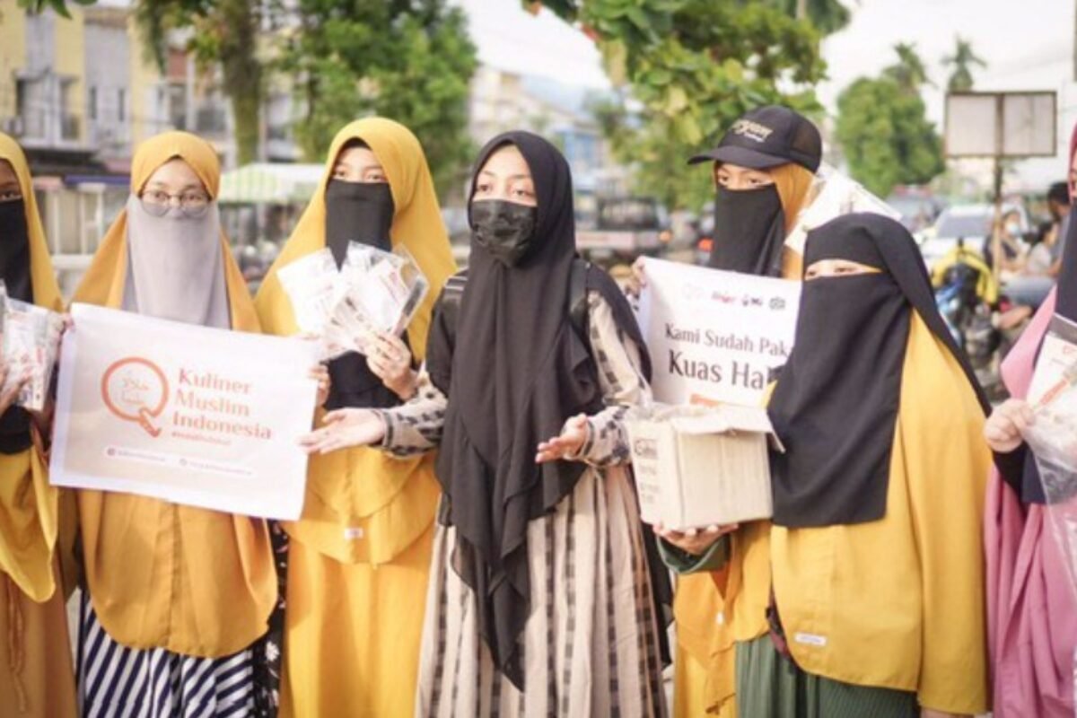 Gerakan Sadar Halal, dipimpin oleh Chelsy dari Kuliner Muslim Indonesia, bertujuan mengedukasi penjual kaki lima tentang kebersihan dan penggunaan kuas halal