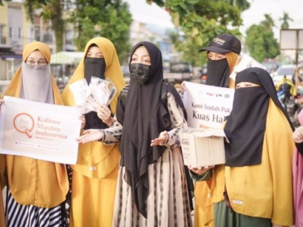 Gerakan Sadar Halal, dipimpin oleh Chelsy dari Kuliner Muslim Indonesia, bertujuan mengedukasi penjual kaki lima tentang kebersihan dan penggunaan kuas halal