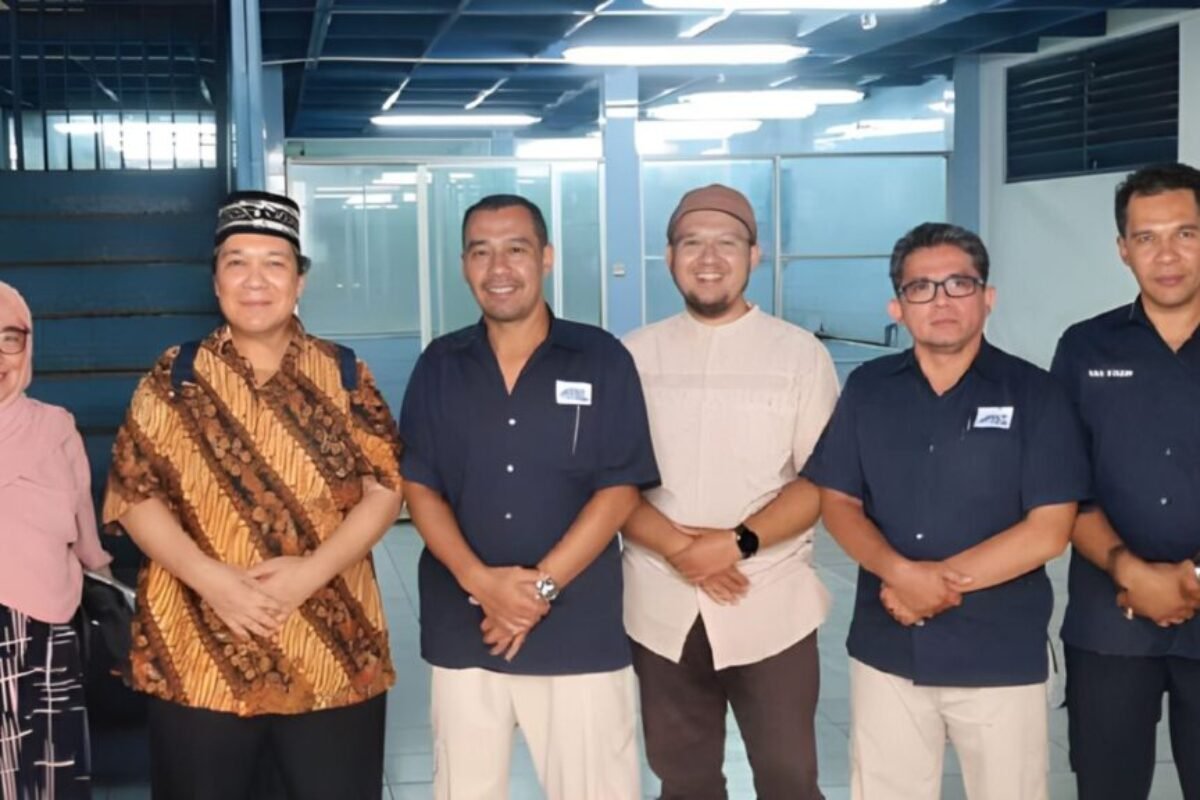 Prof Ir. Nadra saat melakukan audit di salah satu perusahaan air minum