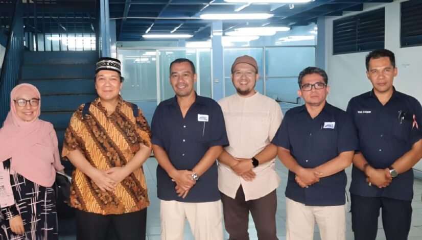 Prof Ir. Nadra saat melakukan audit di salah satu perusahaan air minum